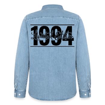 Edition limitée 1994 - Chemise en denim homme bio Stanley/Stella - bleu clair délavé - Dos - AI Model Male 185 light (185cm)