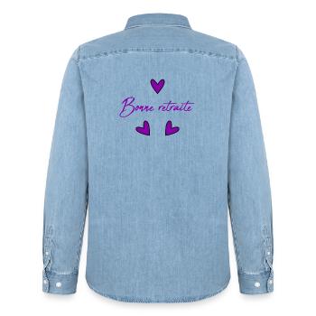 RETRAITE. RETRAITE. RETRAITEE. BONNE RETRAITE - Chemise en denim homme bio Stanley/Stella - bleu clair délavé - Dos - AI Model Male 185 light (185cm)