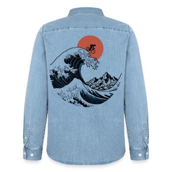 Japanische Ukiyo-e Gravel Bike Wave Art - Männer Jeanshemd Organic von Stanley/Stella - verwaschenes Hellblau - Hinten - AI Model Male 185 light (185cm)