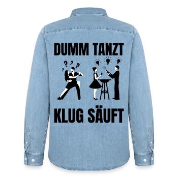 DUMM_TANZT-_KLUG_SAUFT - Männer Jeanshemd Organic von Stanley/Stella - verwaschenes Hellblau - Hinten - AI Model Male 185 light (185cm)
