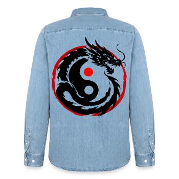 Tintenpinsel Chinesischer Drache Yin Yang - Männer Jeanshemd Organic von Stanley/Stella - verwaschenes Hellblau - Hinten - AI Model Male 185 light (185cm)
