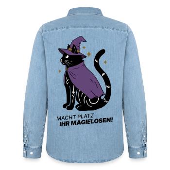 Macht Platz ihr Magielosen! – Schwarze Katze Hexe - Männer Jeanshemd Organic von Stanley/Stella - verwaschenes Hellblau - Hinten - AI Model Male 185 light (185cm)