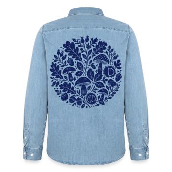 Blaues Herbstmuster mit Pilzen und Eicheln  - Männer Jeanshemd Organic von Stanley/Stella - verwaschenes Hellblau - Hinten - AI Model Male 185 light (185cm)
