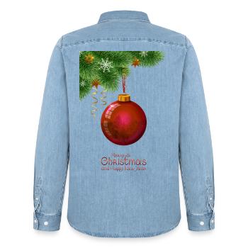 Weihnachtskugel hängt an einem Kiefernzweig. - Männer Jeanshemd Organic von Stanley/Stella - verwaschenes Hellblau - Hinten - AI Model Male 185 light (185cm)