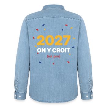 2027 glauben wir daran (ein bisschen) – Silvesterhumor - Männer Jeanshemd Organic von Stanley/Stella - verwaschenes Hellblau - Hinten - AI Model Male 185 light (185cm)