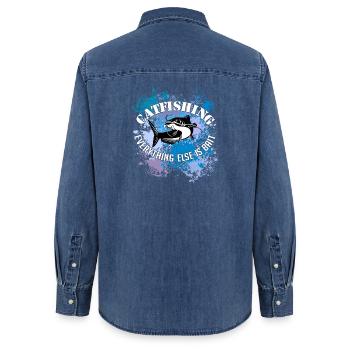 Poisson-chat Wels Waller sur des taches de couleur - Chemise en denim femme bio Stanley/Stella - bleu moyen délavé  - Dos - AI Model Female 172 light (172cm)