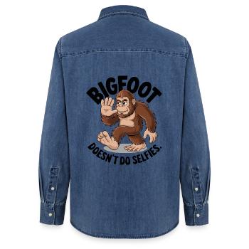 Bigfoot ne fait pas de selfies - Chemise en denim femme bio Stanley/Stella - bleu moyen délavé  - Dos - AI Model Female 172 light (172cm)