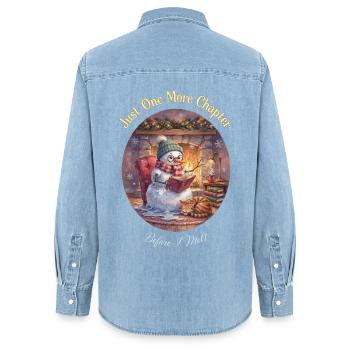 Schneemann liest Buch vor dem Kamin - Frauen Jeanshemd Organic von Stanley/Stella - verwaschenes Hellblau - Hinten - AI Model Female 172 light (172cm)