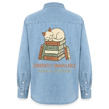 Schlafende Katze auf Bücherturm - Frauen Jeanshemd Organic von Stanley/Stella - verwaschenes Hellblau - Hinten - AI Model Female 172 light (172cm)