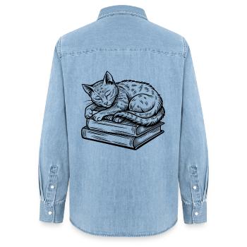 Katze schläft auf Bücherleser - Frauen Jeanshemd Organic von Stanley/Stella - verwaschenes Hellblau - Hinten - AI Model Female 172 light (172cm)