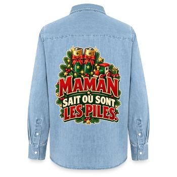 Mama weiß, wo die Batterien sind – Weihnachtshumor - Frauen Jeanshemd Organic von Stanley/Stella - verwaschenes Hellblau - Hinten - AI Model Female 172 light (172cm)