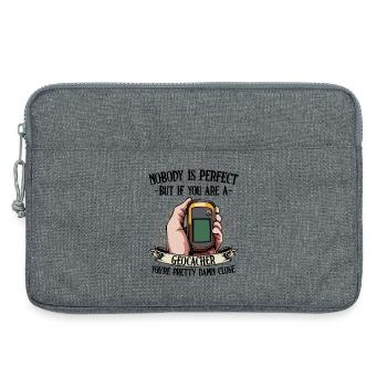 Nobody Is Perfect Geocaching Geocacher Geschenk - Laptoptasche 13" - Grau meliert - Vorne