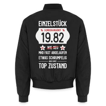 44. GEBURTSTAG 1982 EINZELSTÜCK PREISSCHILD - Unisex Bomberjacke - Schwarz - Hinten - AI Model Male 185 light (185cm)