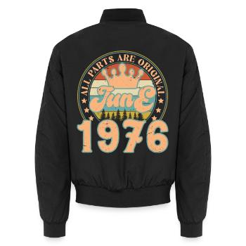 Juni 1976. Juni 1976 Geburtstagsgeschenk. Juni - Unisex Bomberjacke - Schwarz - Hinten - AI Model Male 185 light (185cm)