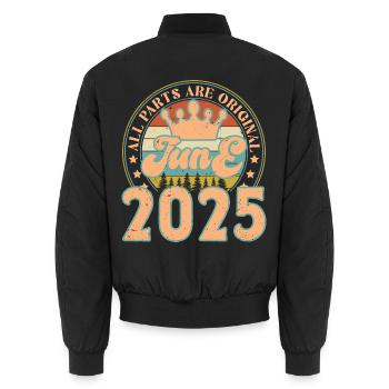 Juni 2025. Geburtstagsgeschenk Juni 2025. Juni - Unisex Bomberjacke - Schwarz - Hinten - AI Model Male 185 light (185cm)