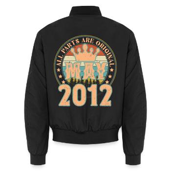 Mai 2012. Mai 2012 Geburtstagsgeschenk. Mai 2012 - Unisex Bomberjacke - Schwarz - Hinten - AI Model Male 185 light (185cm)