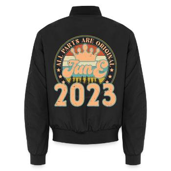 Juni 2023. Geburtstagsgeschenk Juni 2023. Juni - Unisex Bomberjacke - Schwarz - Hinten - AI Model Male 185 light (185cm)