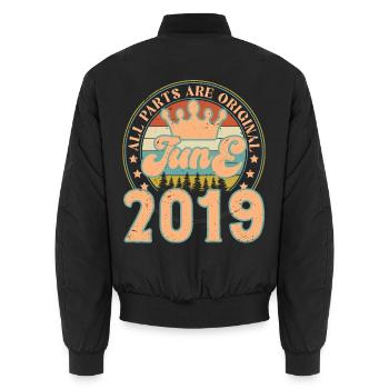 Juni 2019. Geburtstagsgeschenk Juni 2019. Juni - Unisex Bomberjacke - Schwarz - Hinten - AI Model Male 185 light (185cm)