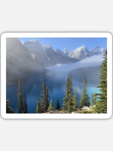 Bergsee im Nebelwald - Sticker Größe L (20 x 20 cm) - Mattweiß