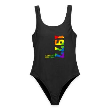 LGBTQ 1977 REGENBOGEN QUEER 49. GEBURTSTAG PRIDE - Frauen Badeanzug - Schwarz - Vorne - AI Model Female 172 light (172cm)