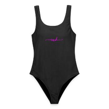 Sarah Schriftzug Neon Pink - Frauen Badeanzug - Schwarz - Vorne - AI Model Female 172 light (172cm)