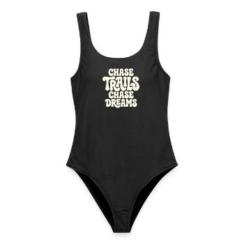 Trailrunning – Chase Trails, Chase Dreams - Frauen Badeanzug - Schwarz - Vorne - AI Model Female 172 light (172cm)