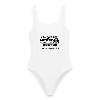 Father and Doctor - I have two Titles - Frauen Badeanzug - Weiß - Vorne - AI Model Female 172 dark (172cm)