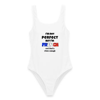 I'm not perfect but I'm French - Frankreich Humor - Frauen Badeanzug - Weiß - Vorne - AI Model Female 172 dark (172cm)