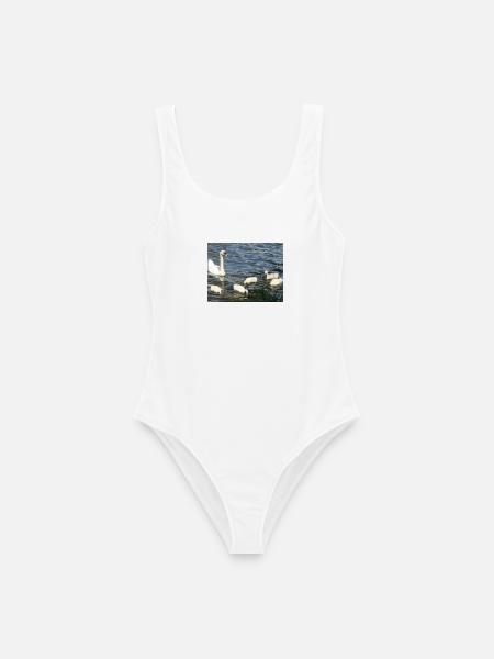 Weiße Schwäne-Familie schwimmt auf See - Frauen Badeanzug - Weiß