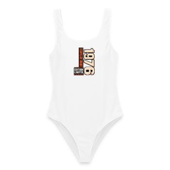 50-jähriges Jubiläum 1976 – Vintage-Herrengeschenk - Frauen Badeanzug - Weiß - Vorne - AI Model Female 172 dark (172cm)
