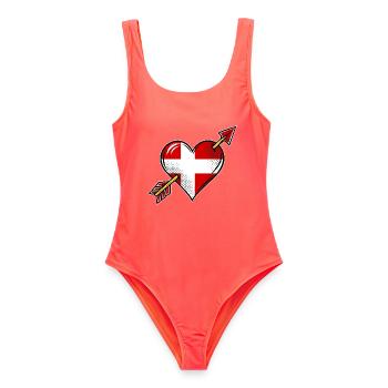 Dänemark Flagge Herz mit Pfeil - Frauen Badeanzug - Korallenrot - Vorne - AI Model Female 172 light (172cm)