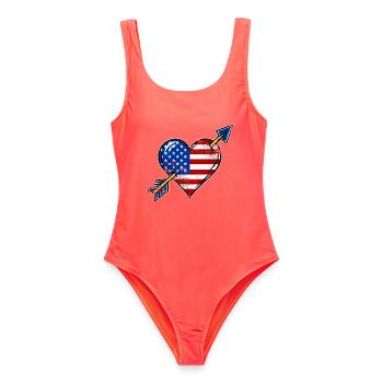 USA Flagge Herz mit Pfeil used look - Frauen Badeanzug - Korallenrot - Vorne - AI Model Female 172 light (172cm)