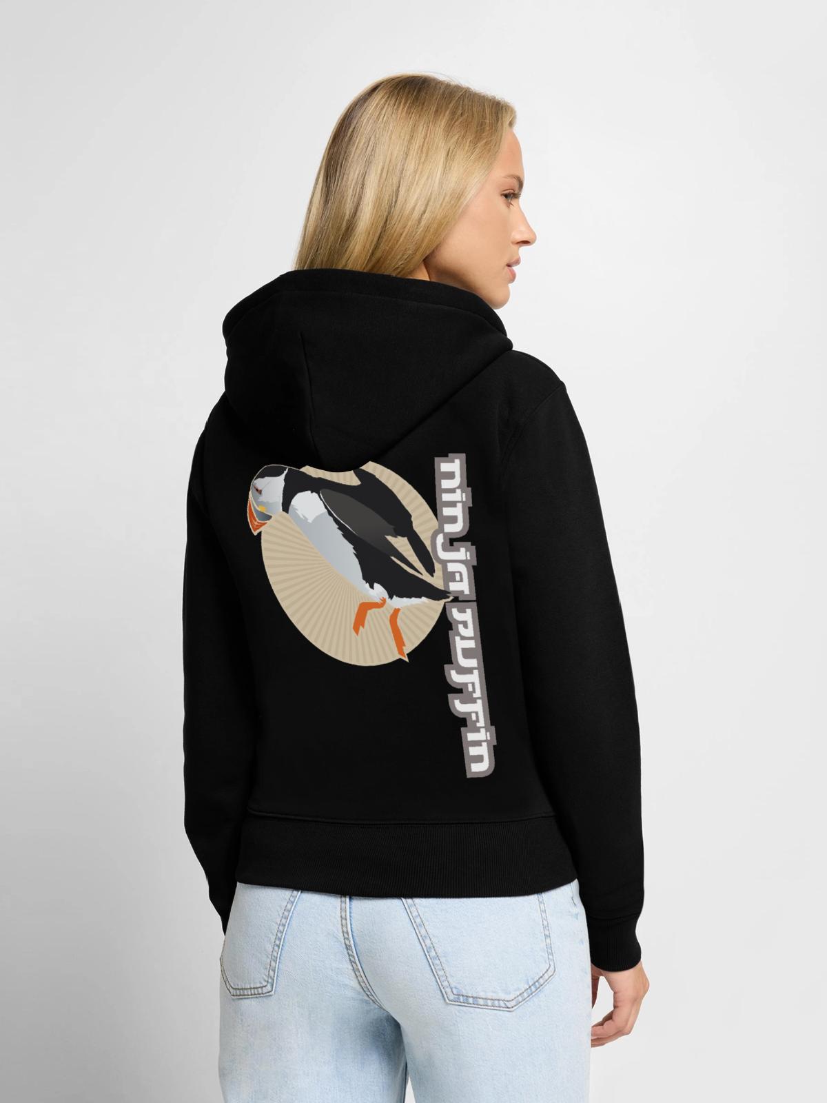 Ninja Puffin - Frauen Premium Bio Zip Hoodie - Schwarz - Hinten - Julia (174cm)
