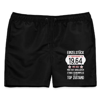 62. GEBURTSTAG 1964 EINZELSTÜCK PREISSCHILD - Männer Badeshorts - Schwarz - Vorne - AI Model Male 178 light (178cm)