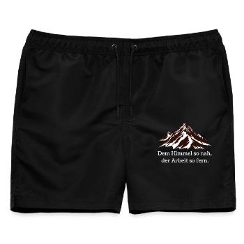Dem Himmel so nah der Arbeit so fern Berg - Männer Badeshorts - Schwarz - Vorne - AI Model Male 178 light (178cm)