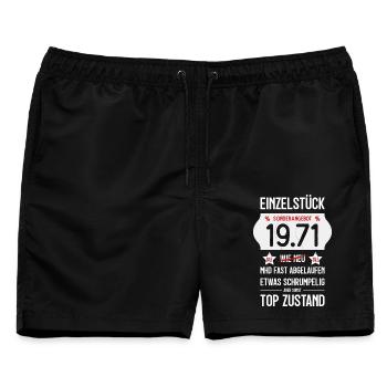 55. GEBURTSTAG 1971 EINZELSTÜCK PREISSCHILD - Männer Badeshorts - Schwarz - Vorne - AI Model Male 178 light (178cm)