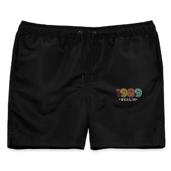1989-Berlin - Männer Badeshorts - Schwarz - Vorne - AI Model Male 178 light (178cm)