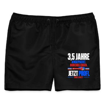 3,5 Jahre angepackt – SHK Profi 2027 - Männer Badeshorts - Schwarz - Vorne - AI Model Male 178 light (178cm)