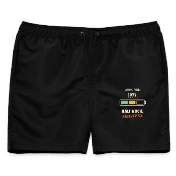 Jahrgang 1977 Akku hält noch 50. Geburtstag lustig - Männer Badeshorts - Schwarz - Vorne - AI Model Male 178 light (178cm)