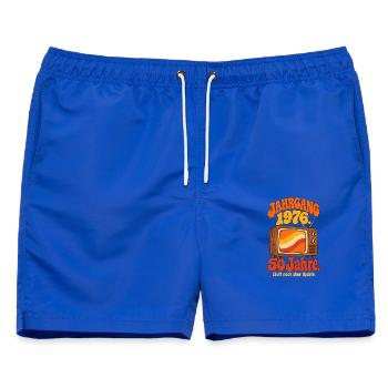 Jahrgang 1976 Läuft ohne Update - Männer Badeshorts - Royalblau - Vorne - AI Model Male 178 light (178cm)