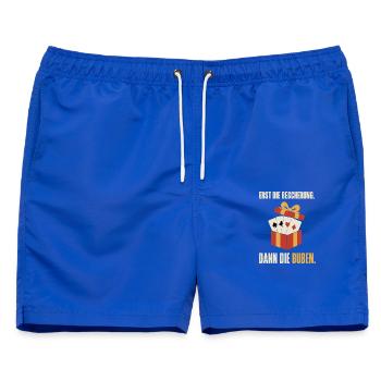 Erst die Bescherung dann die Buben – Skat - Männer Badeshorts - Royalblau - Vorne - AI Model Male 178 light (178cm)