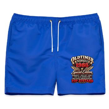 Oldtimer Baujahr 1986 – Vintage Special Edition - Männer Badeshorts - Royalblau - Vorne - AI Model Male 178 light (178cm)