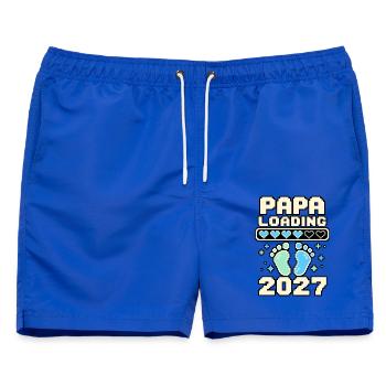 Papa Loading 2027 – Pixelherzen und Babyfüße - Männer Badeshorts - Royalblau - Vorne - AI Model Male 178 light (178cm)