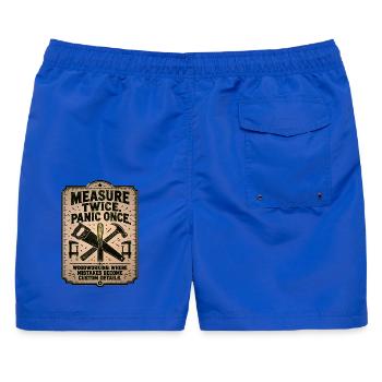 Einmal messen, einmal in Panik versetzen: Holzarbeiten - Männer Badeshorts - Royalblau - Hinten - AI Model Male 178 light (178cm)