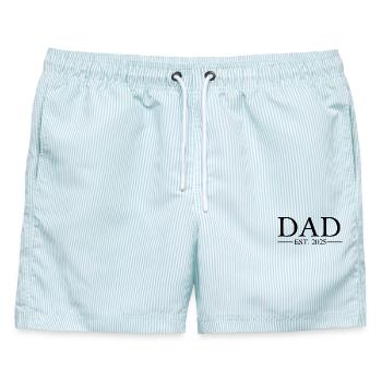 Dad EST 2025 - Männer Badeshorts - hellblau gestreift - Vorne - AI Model Male 178 light (178cm)