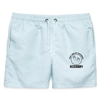 Füße sind mein liebstes Accessoire - Männer Badeshorts - hellblau gestreift - Vorne - AI Model Male 178 light (178cm)