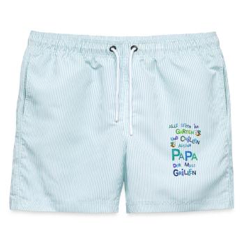 Alle sitzen im Garten/Grillen witziger Spruch - Männer Badeshorts - hellblau gestreift - Vorne - AI Model Male 178 light (178cm)