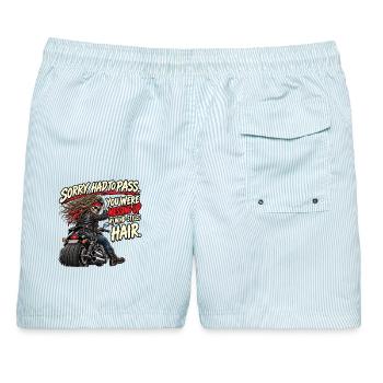 Überholen, du hast mich durcheinandergebracht. Biker-Humor - Männer Badeshorts - hellblau gestreift - Hinten - AI Model Male 178 light (178cm)