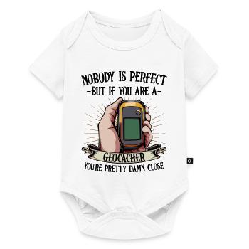 Nobody Is Perfect Geocaching Geocacher Geschenk - Baby Premium Kurzarmbody - Weiß - Vorne