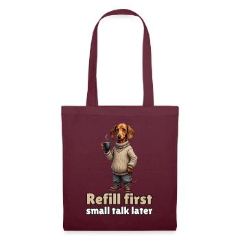 Refill First, Small Talk Later – Kaffee-Dackel - Stoffbeutel - Burgunderrot - Vorne